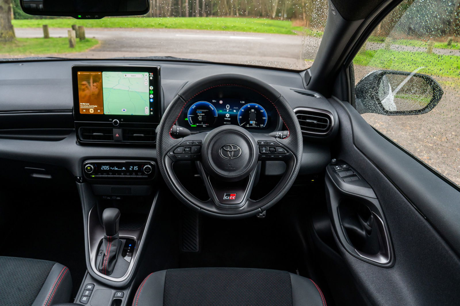 Toyota Yaris Hybrid - interior